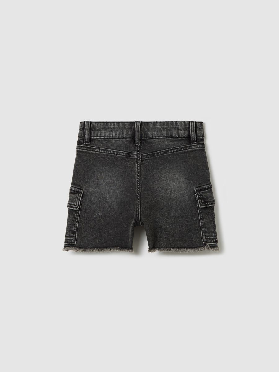 Shorts cargo neri con orlo sfrangiato_4