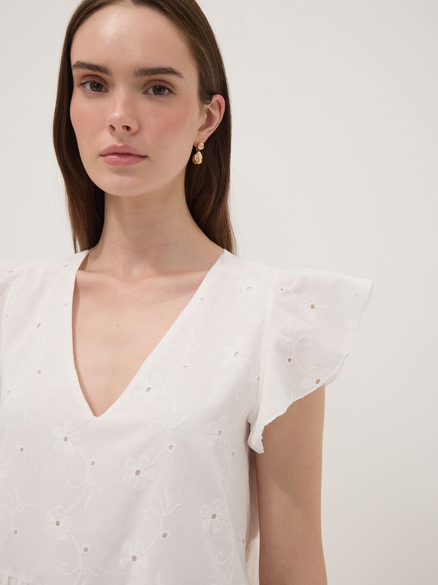 White pure cotton dress with broderie floral embroidery and V-neck_2
