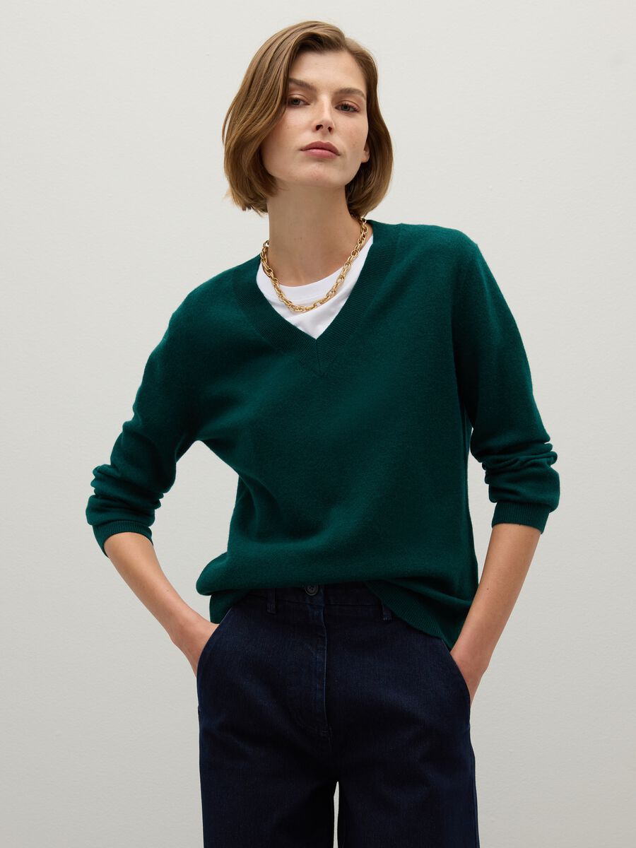 Maglione verde in lana a collo a V_1