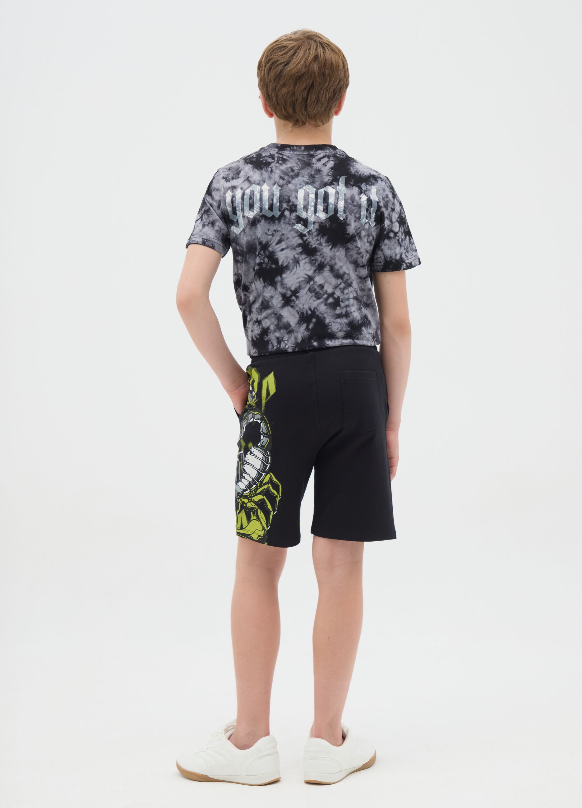 Black Bermuda shorts in cotton with drawstring and print