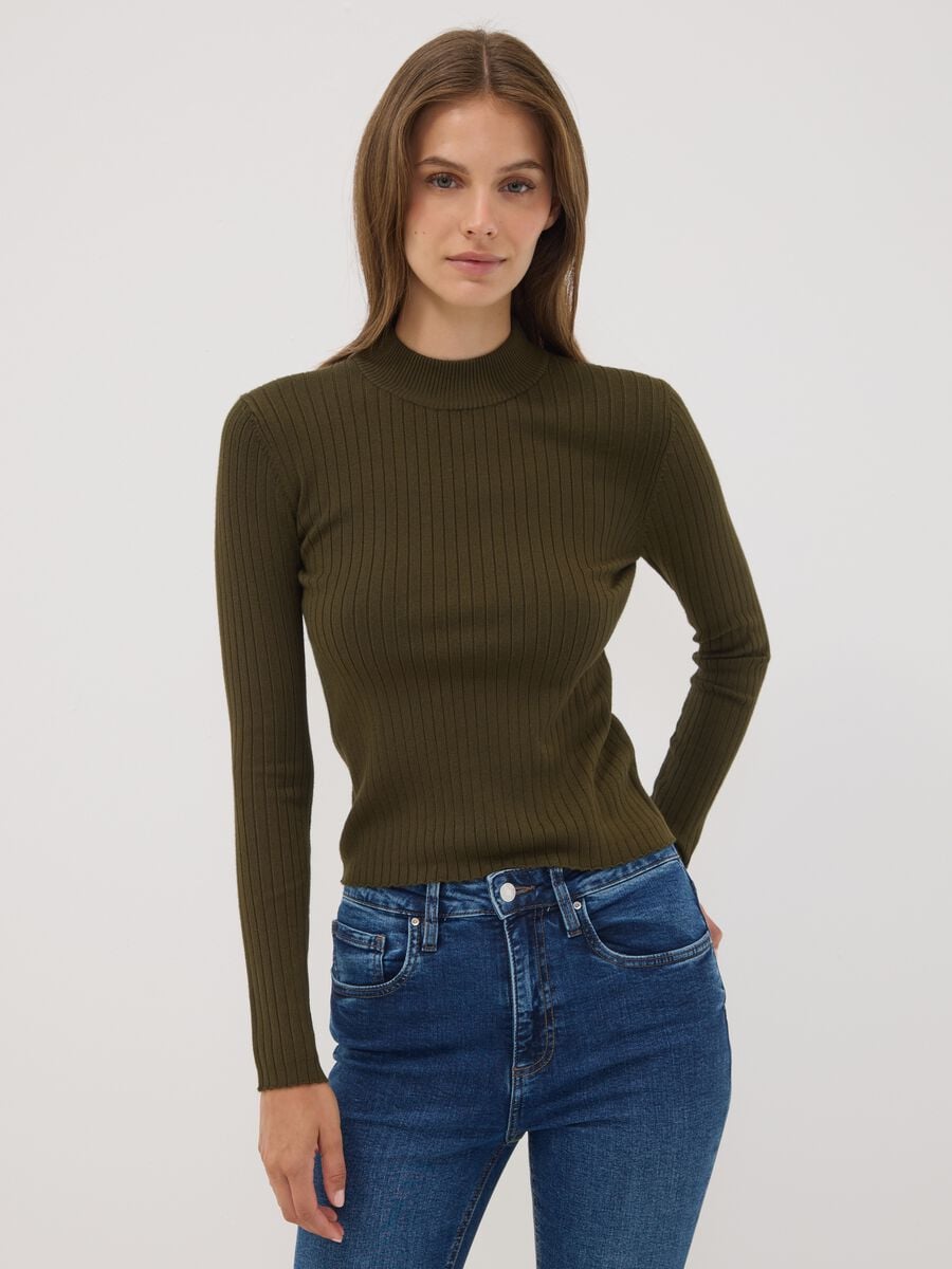 Maglia verde in misto viscosa a coste con collo rialzato_0