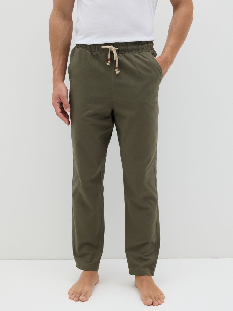 Men's green regular fit cotton blend trousers_1