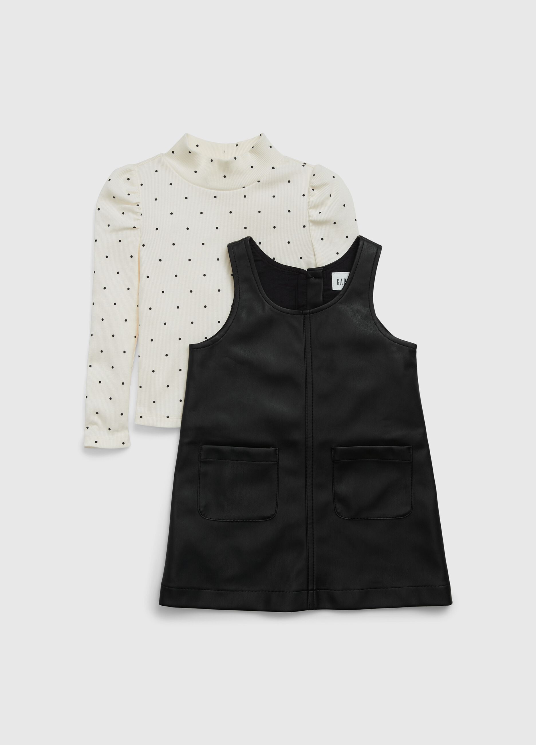 Set t-shirt a collo alto e salopette gonna