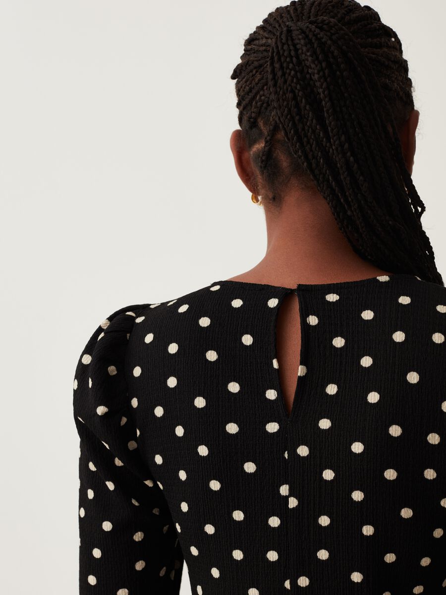 Short crêpe dress with puff sleeves_3