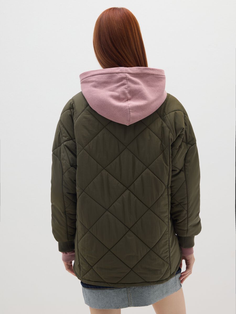 Giacca imbottita verde con vestibilità oversize_3
