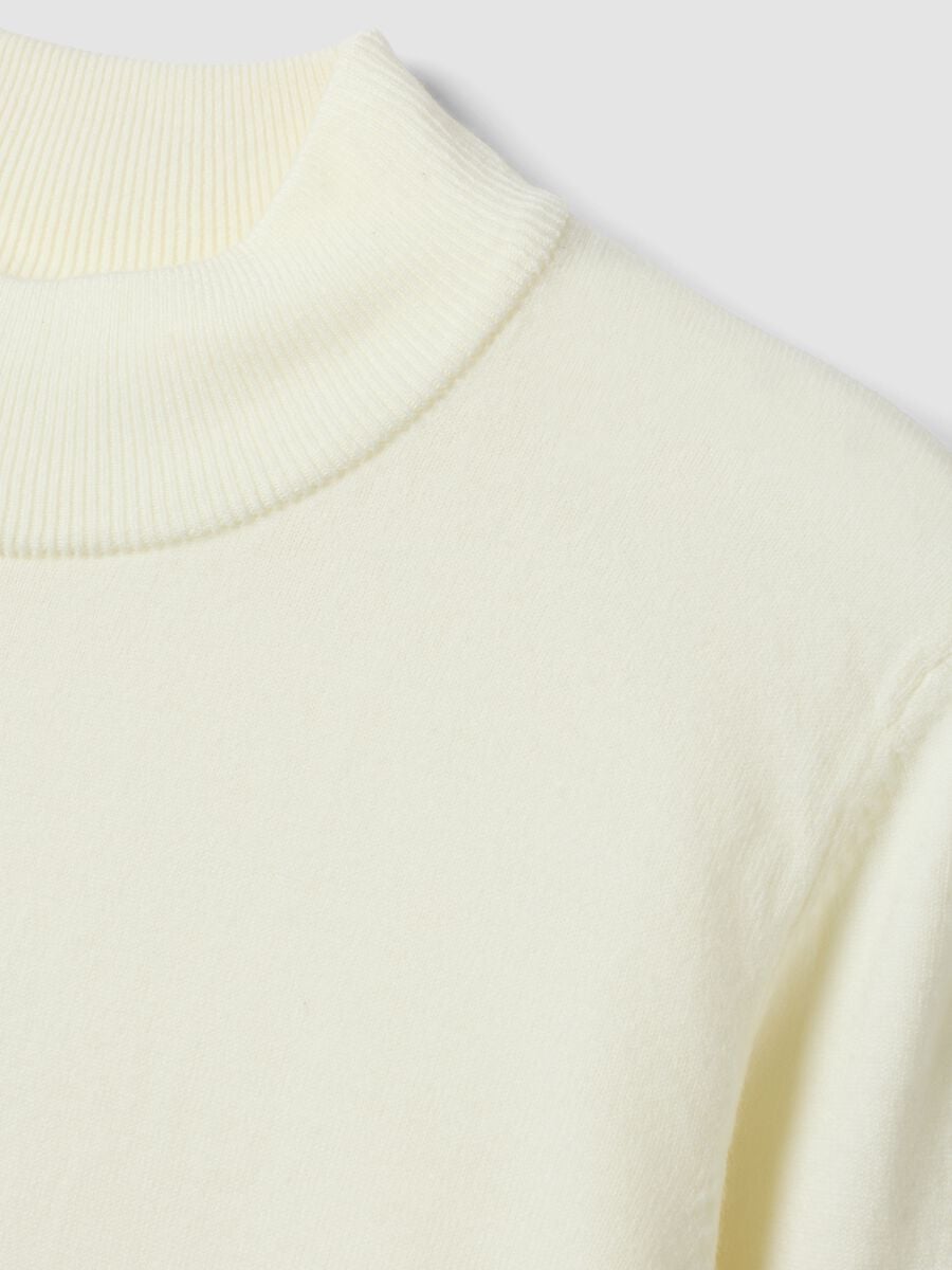 White long-sleeved top with high neck, regular fit_5