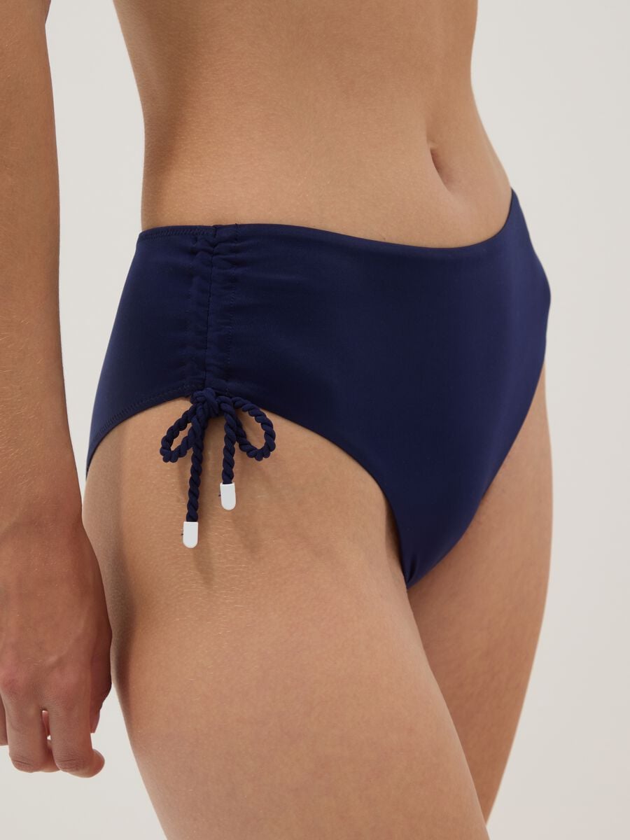 Slip bikini blu in tessuto elasticizzato con laccetti laterali_3