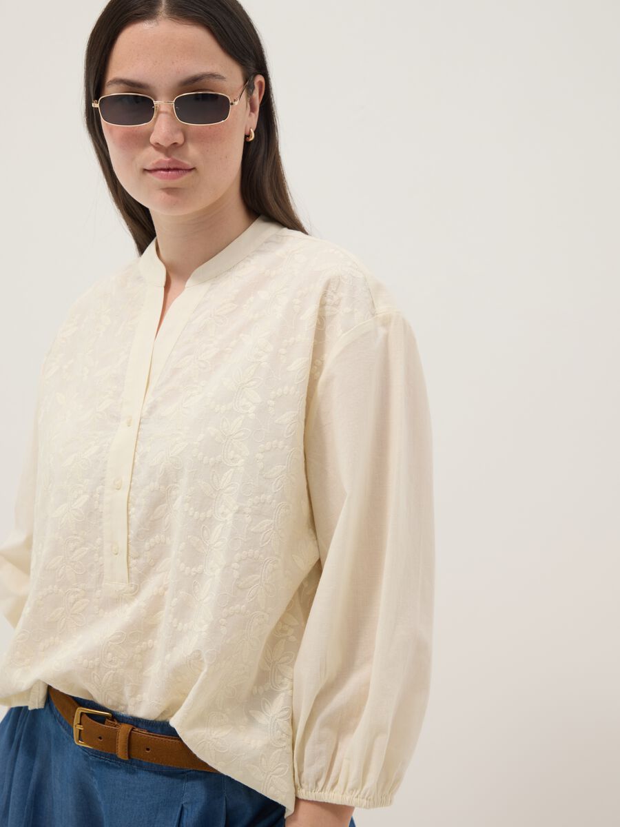 Camicia beige in puro cotone con ricamo_0