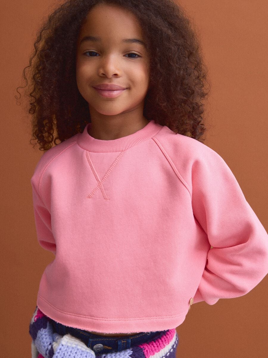 Felpa rosa crop in misto cotone a girocollo relaxed fit per bambina_0
