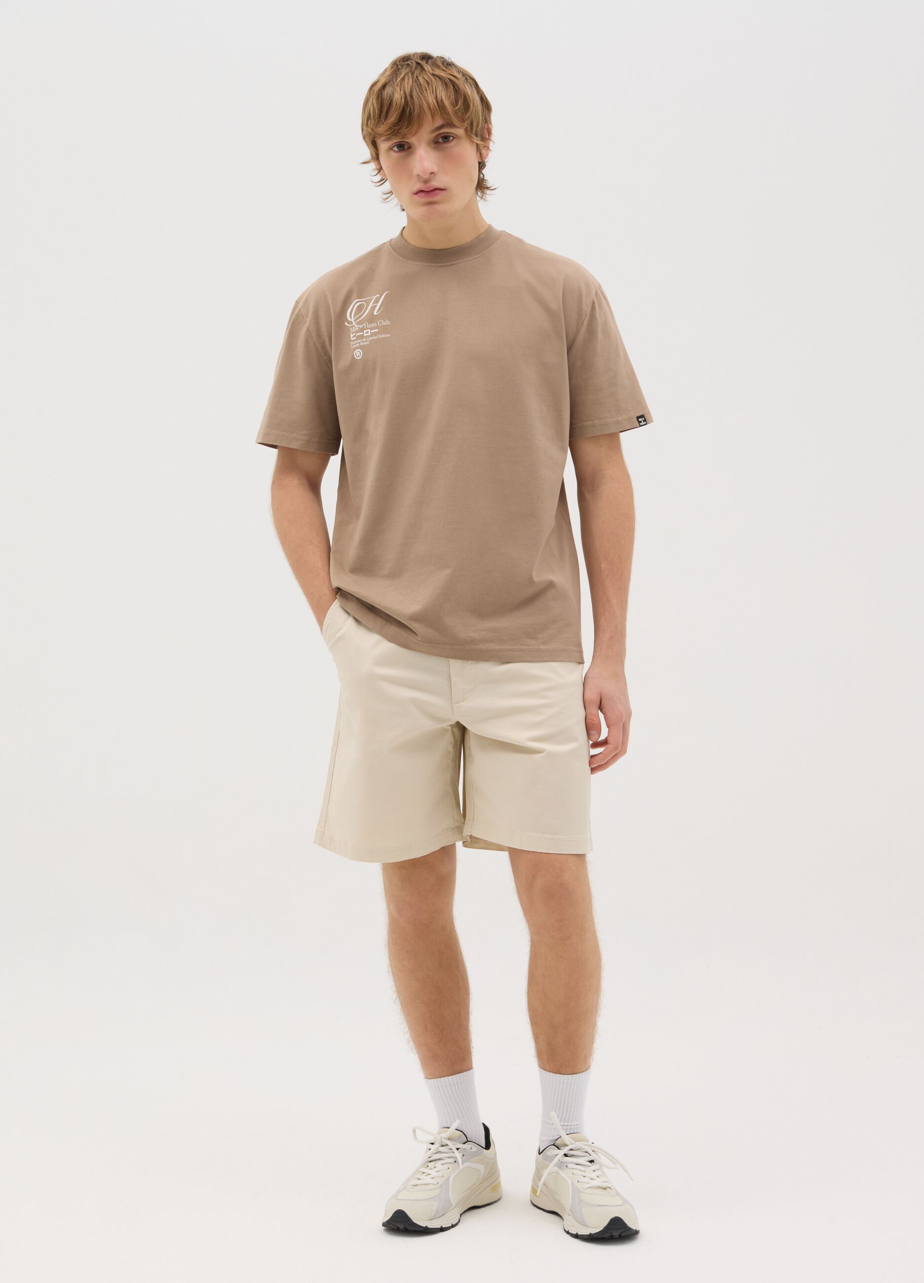 Men’s regular-fit beige shorts in stretch cotton