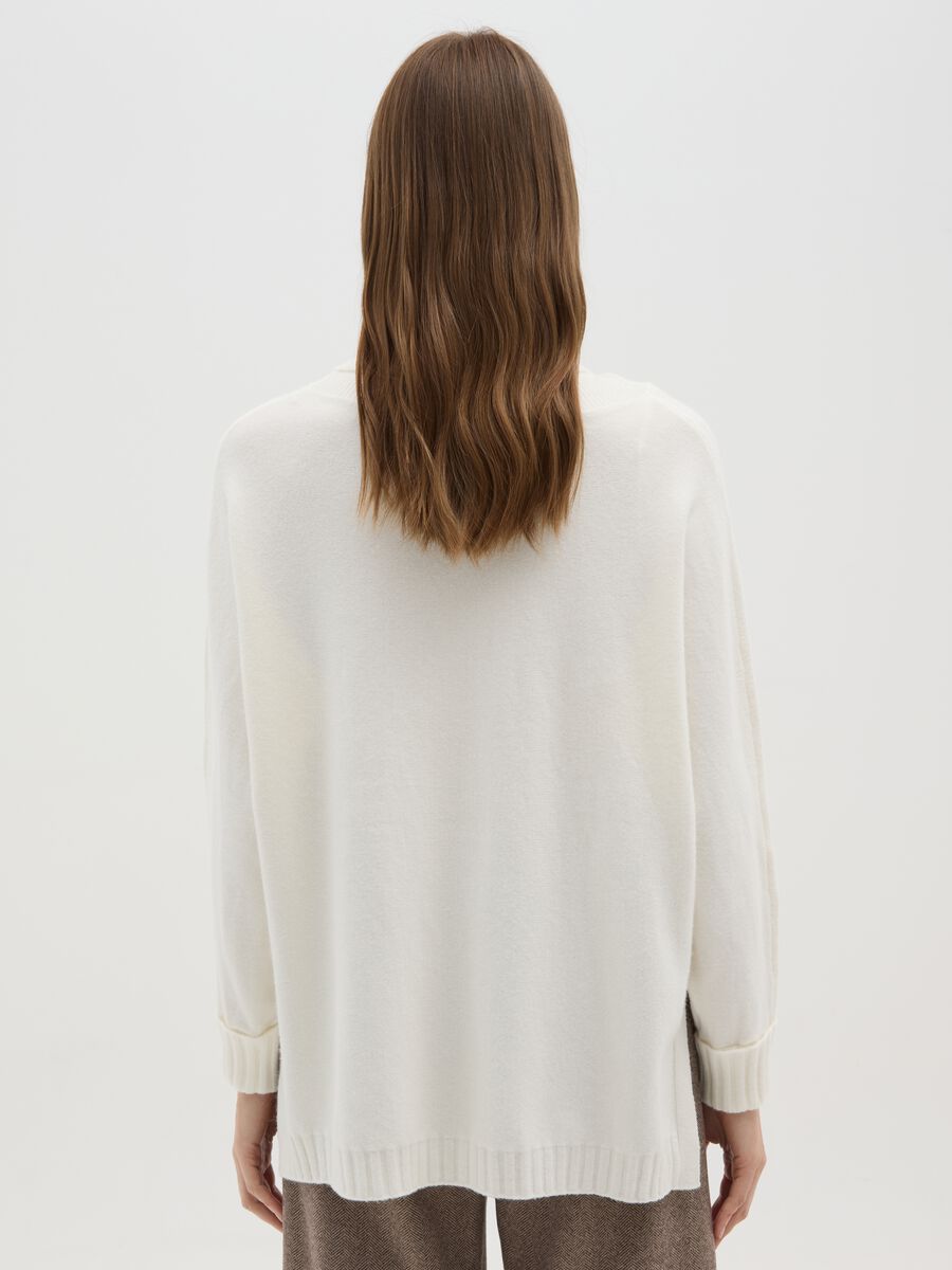 Maglione bianco a collo alto regular fit con ricami_2