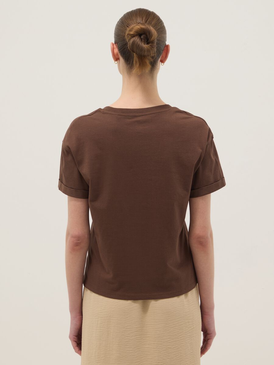 T-shirt in puro cotone marrone relaxed fit con collo a V_3
