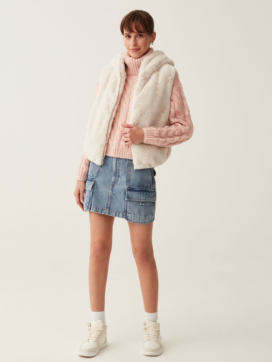 Gilet in eco pelliccia con cappuccio_0