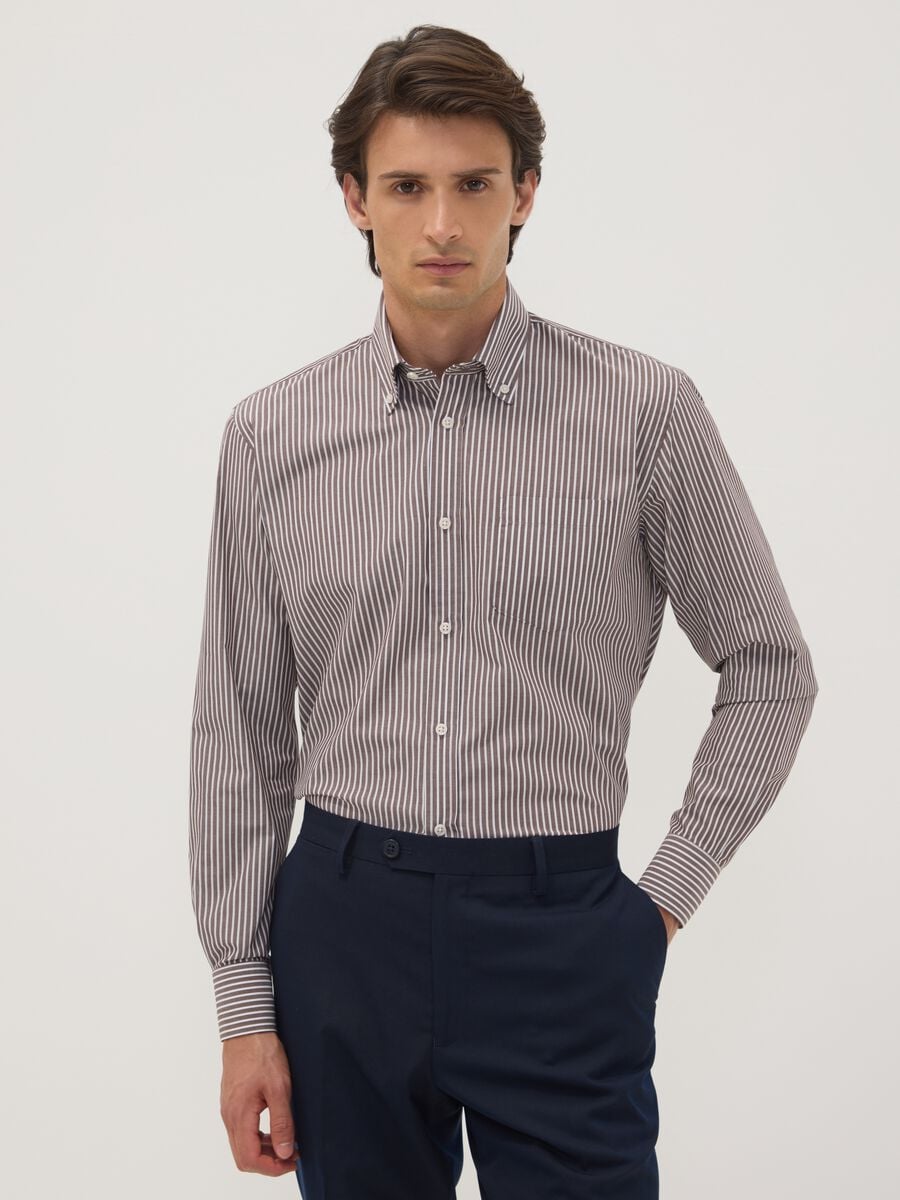 Camicia marrone in misto cotone a righe con collo botton down easy iron regular fit_0