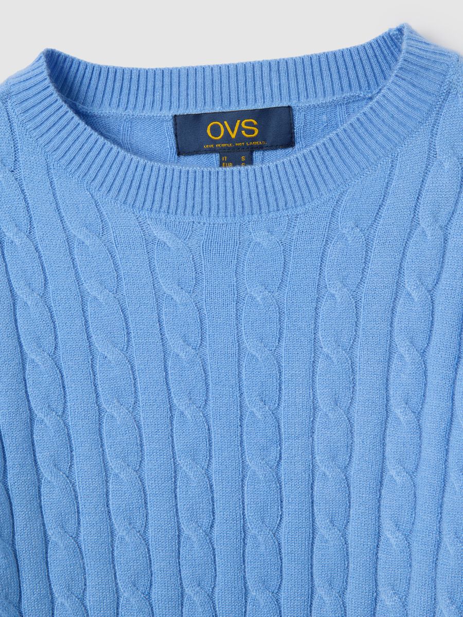 Pullover azzurro con collo rotondo_1