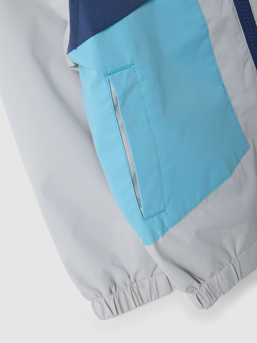 Giacca impermeabile multicolor con cappuccio e zip per bambino_3