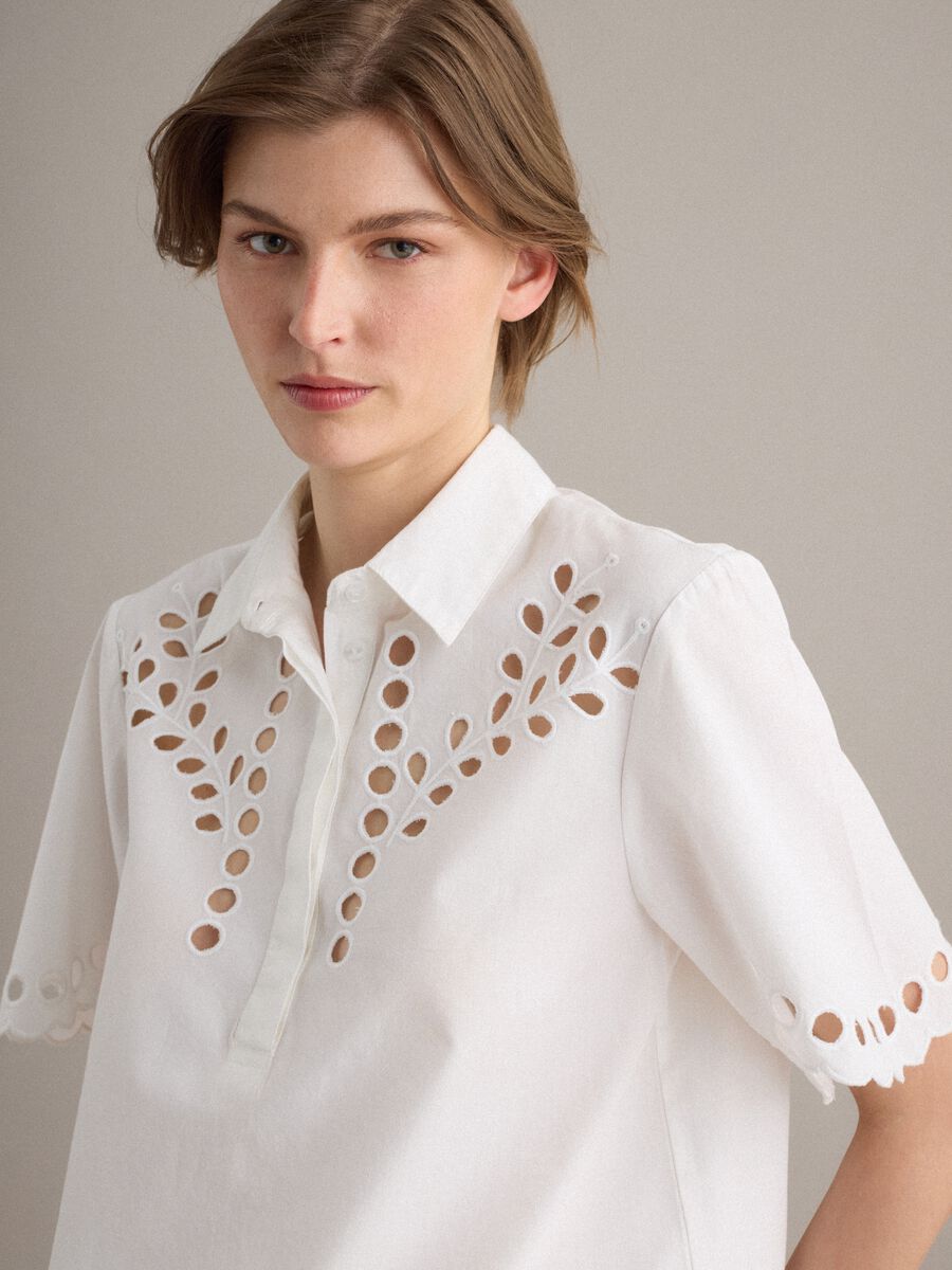 Camicia bianca in puro cotone con ricami traforati_2