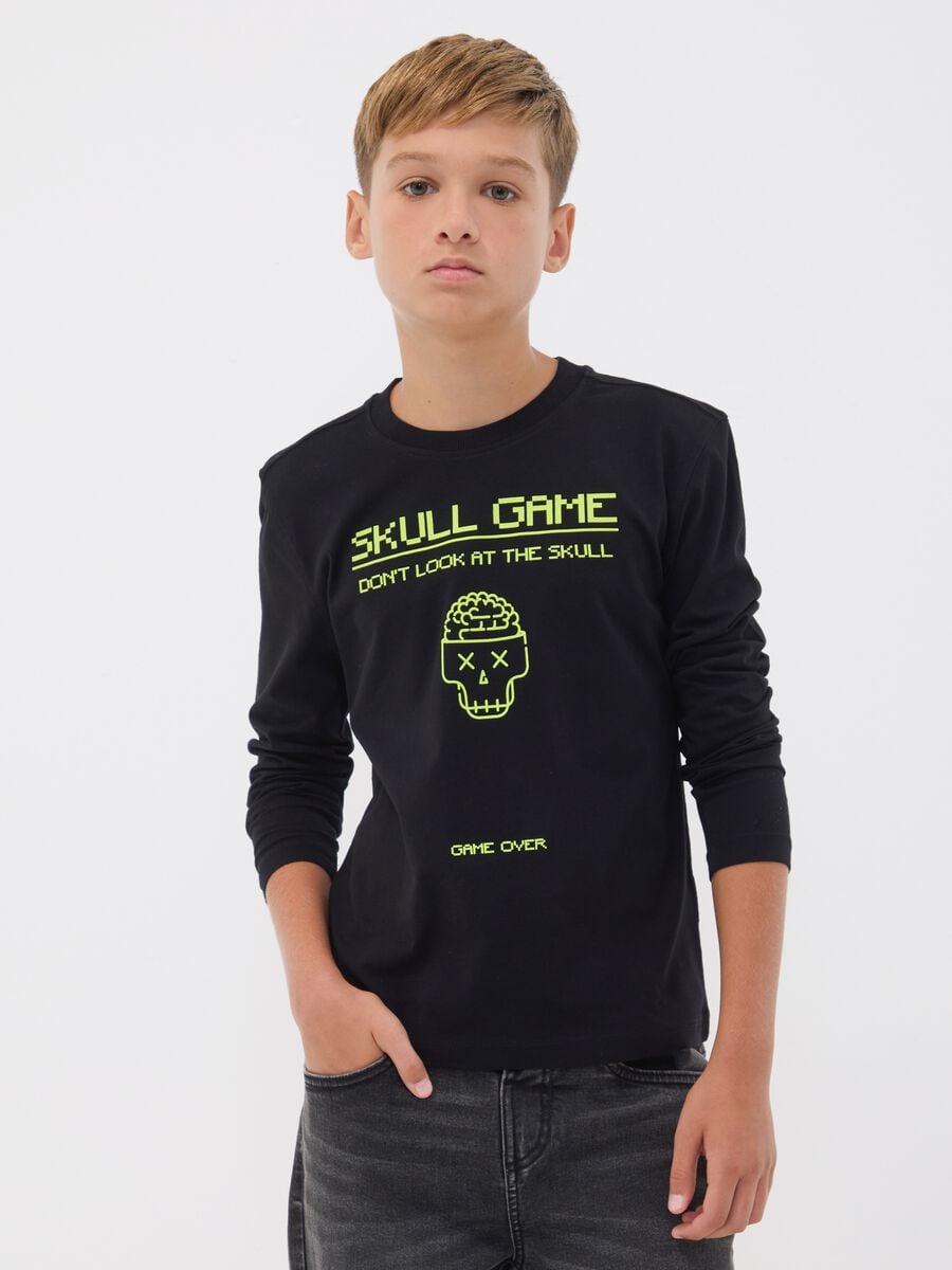 T-shirt nera in puro cotone organico con girocollo e stampa teschio per ragazzo_1
