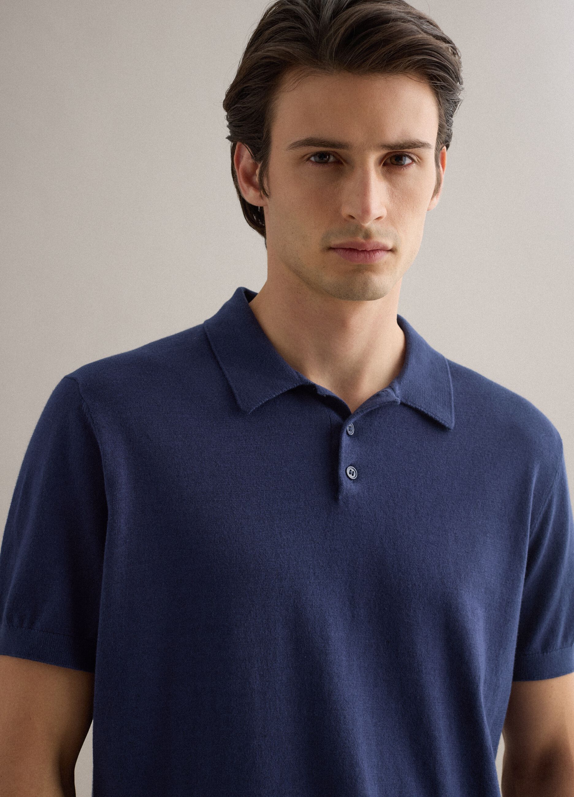 Regular fit blue polo made of cotton, linen, and silk blend
