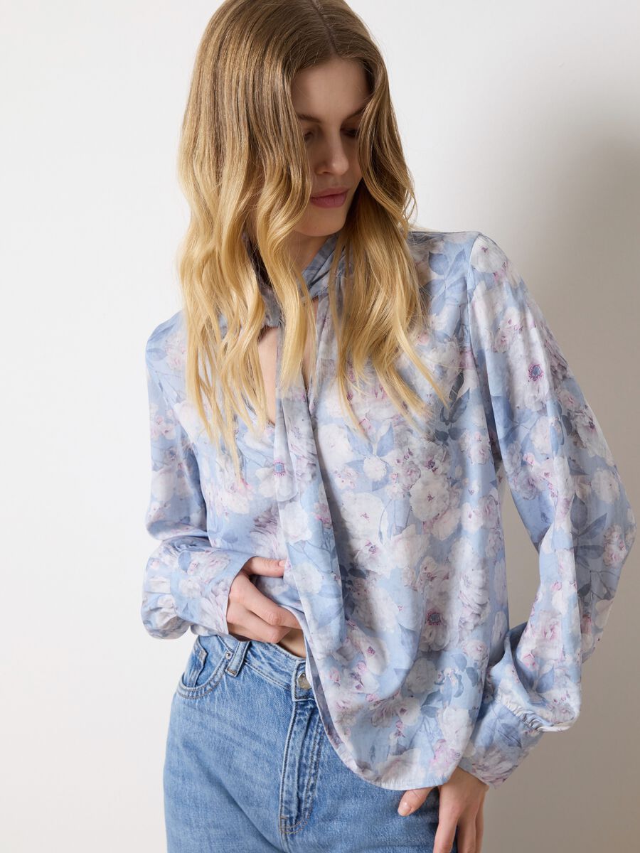 Blusa azzurro in fantasia floreale con fiocco_0