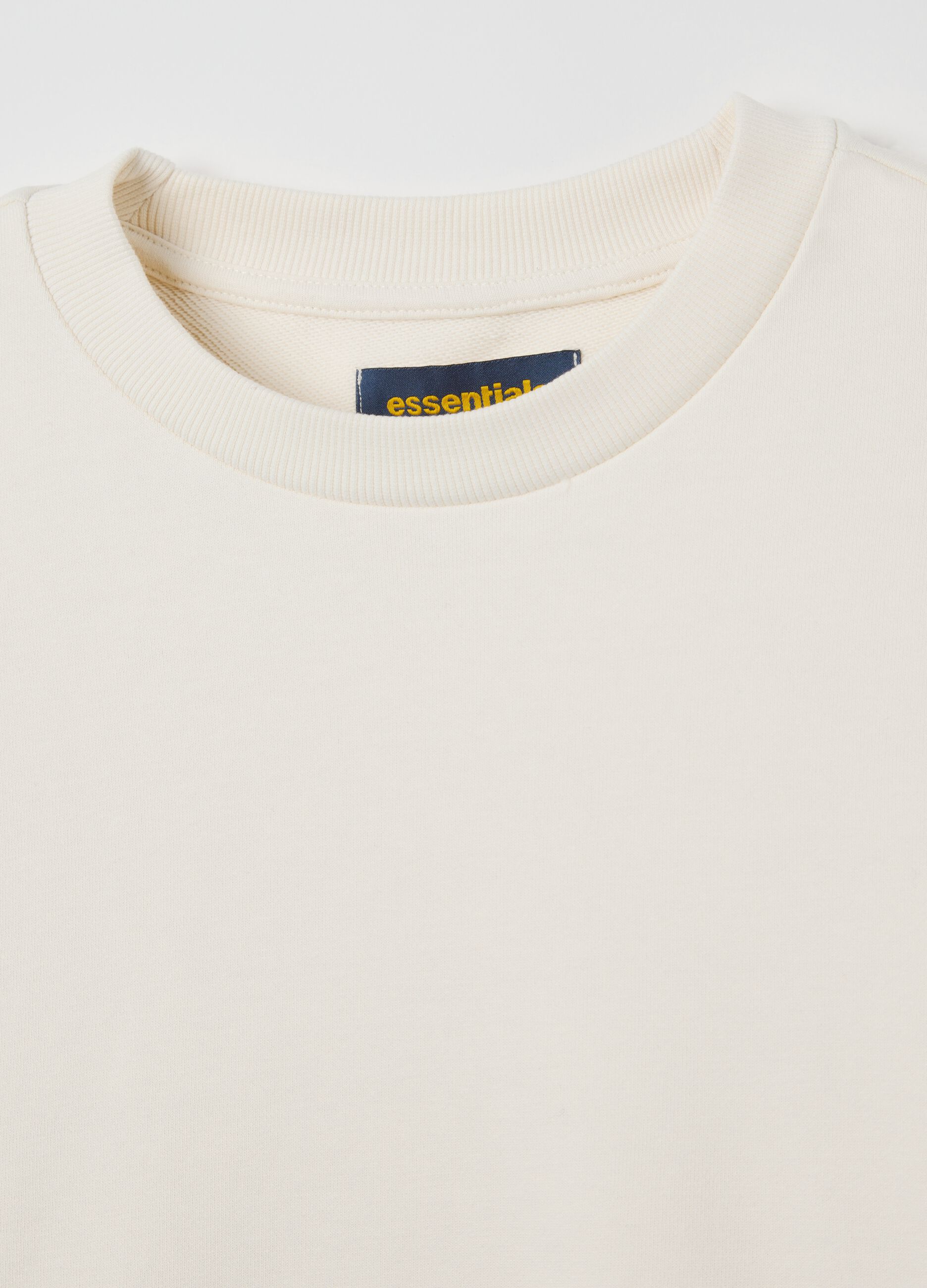 Essential sweatshirt with round neck