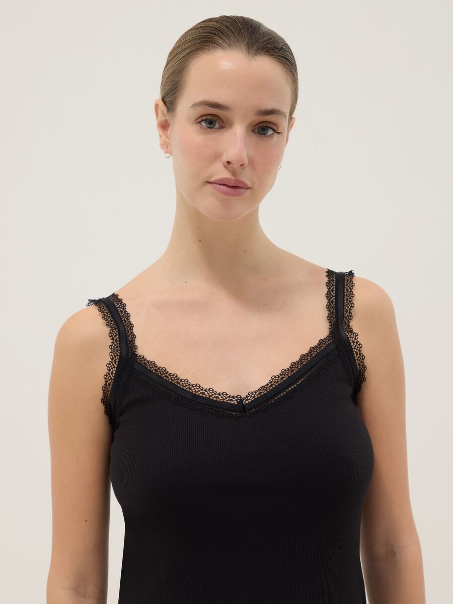 Canottiera in puro cotone nera regular fit con bordo in pizzo_1