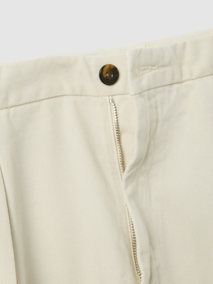 Pantaloni chino beige in puro cotone regular fit_5