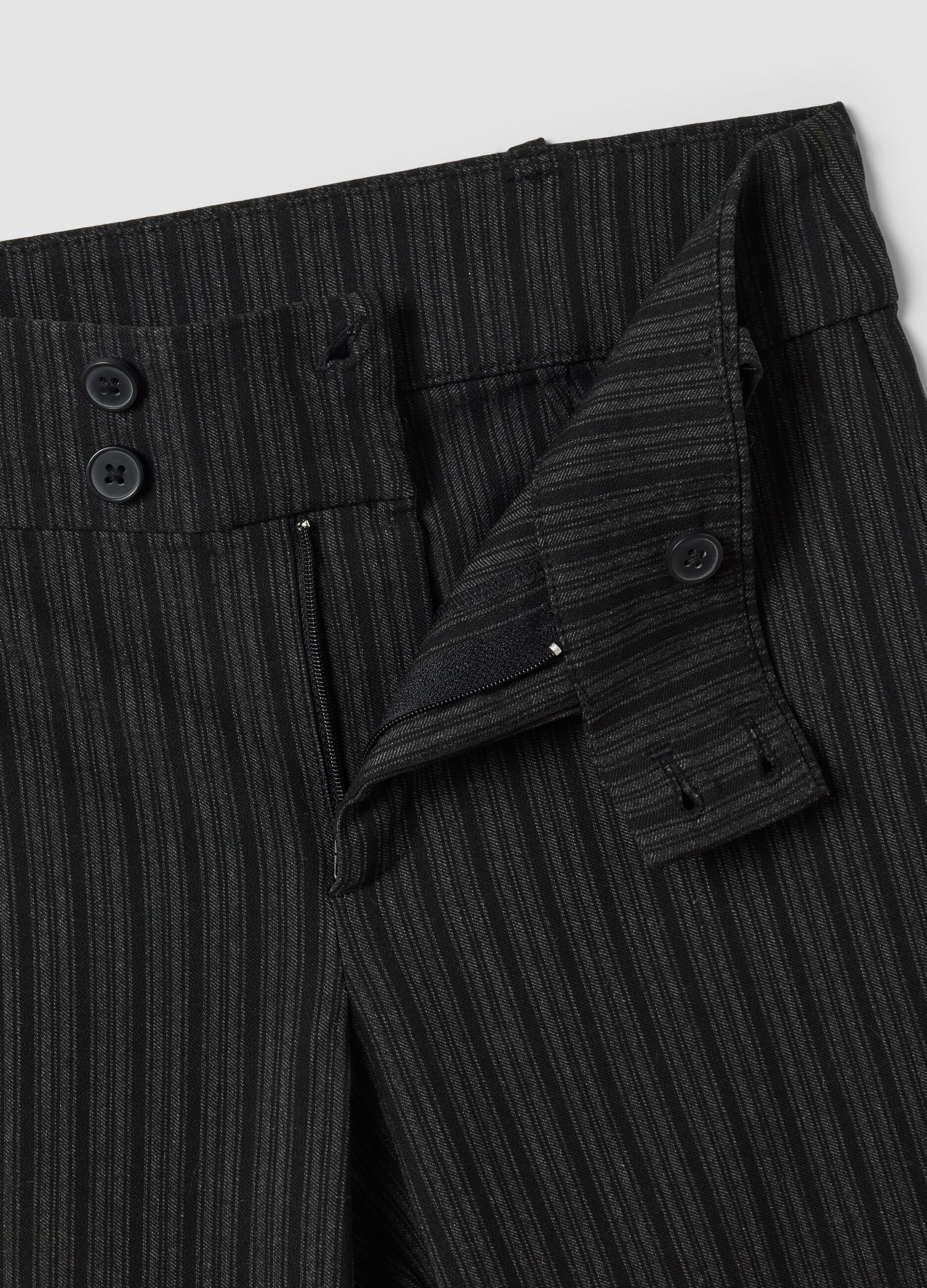 Pantaloni neri flare in viscosa elasticizzata con fantasia gessata