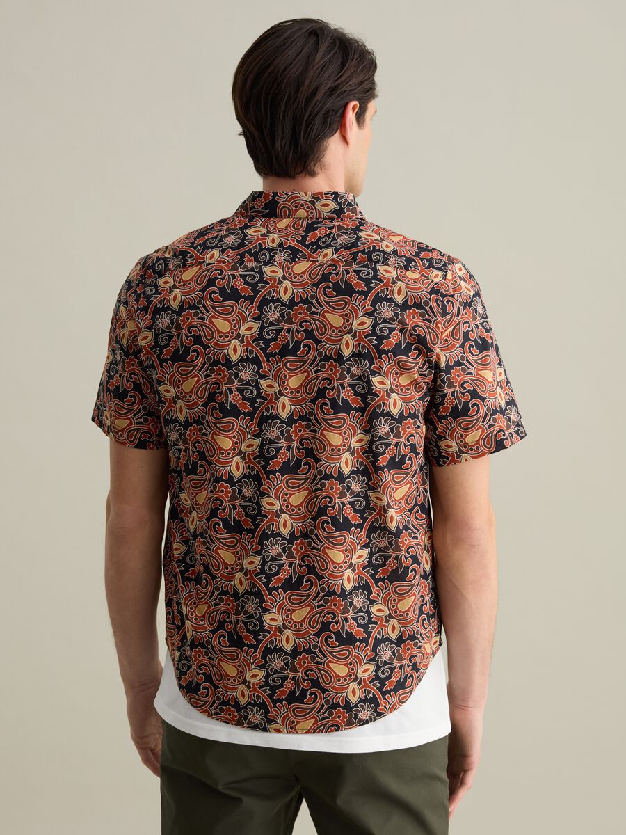Short-sleeved shirt with paisley print_2