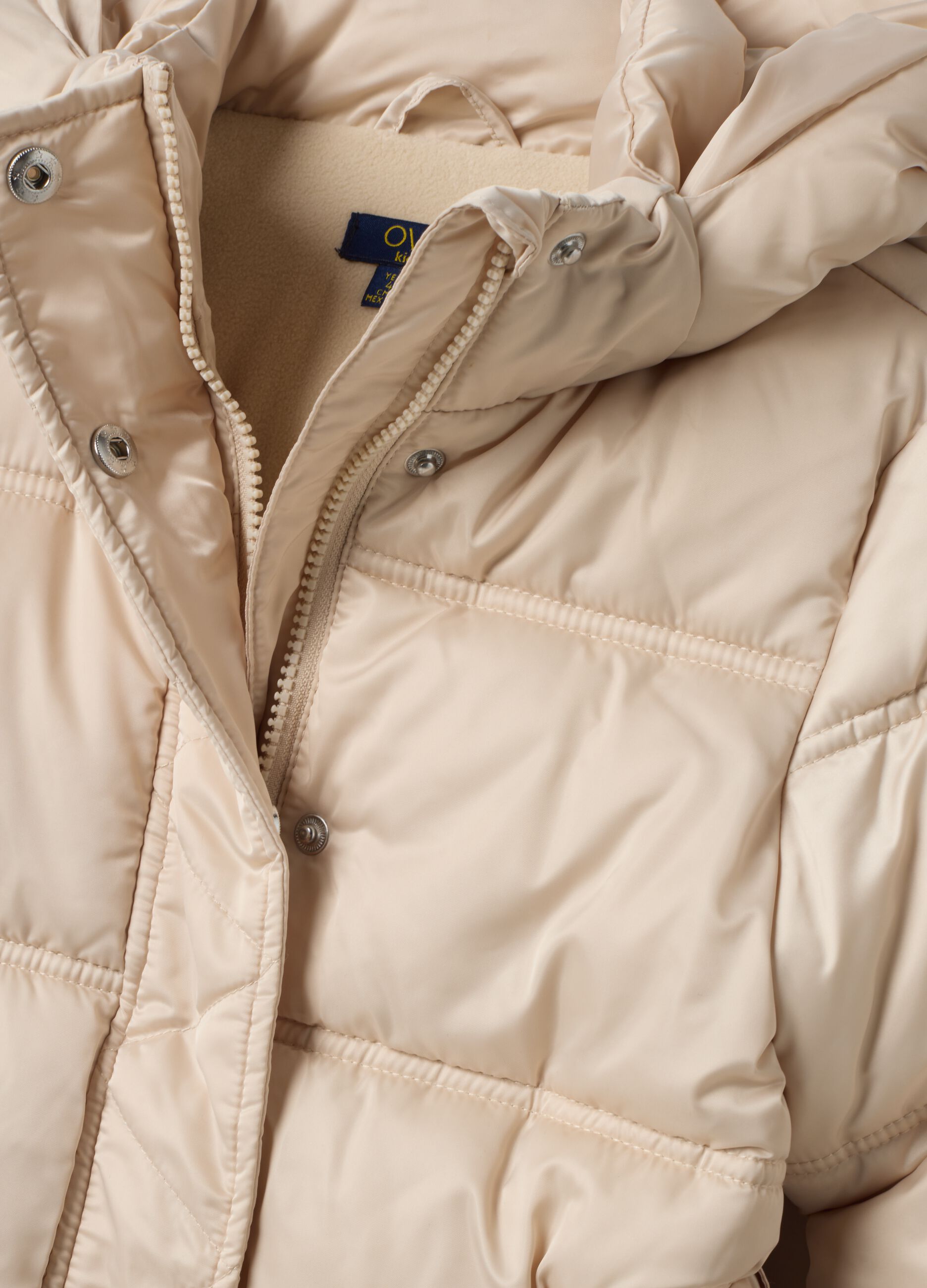 Piumino lungo imbottito beige con cappuccio e cintura