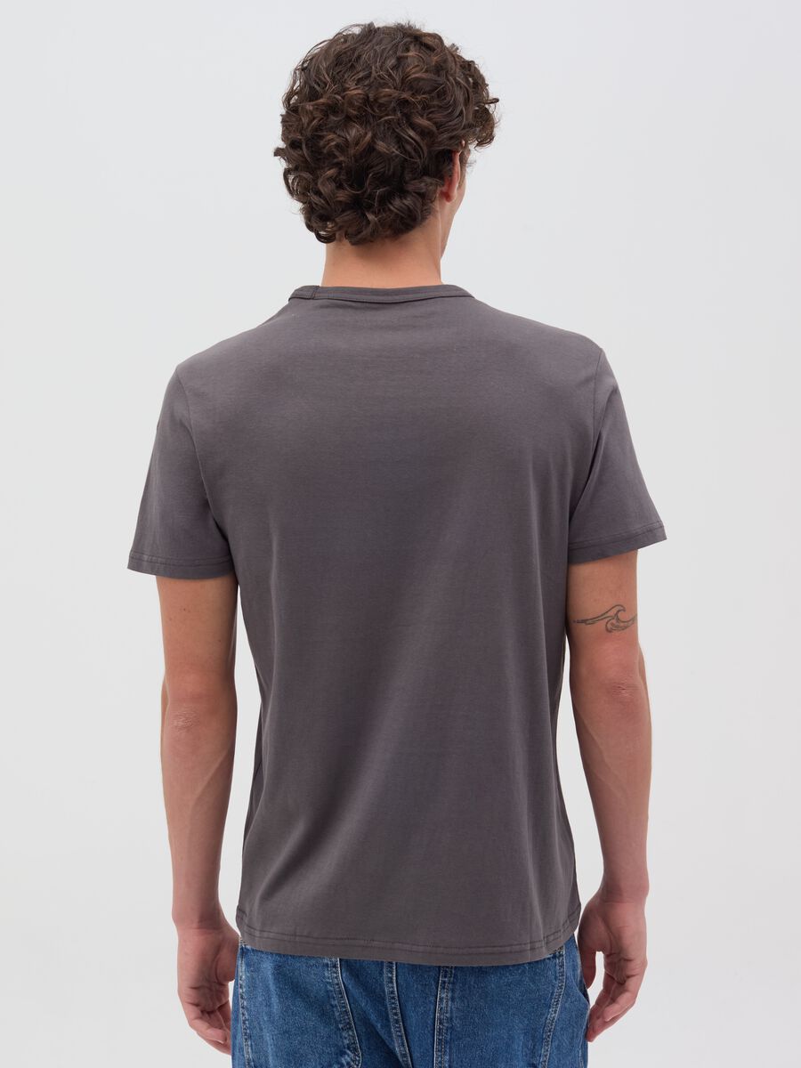 T-shirt with “It’s what moves me” print_3