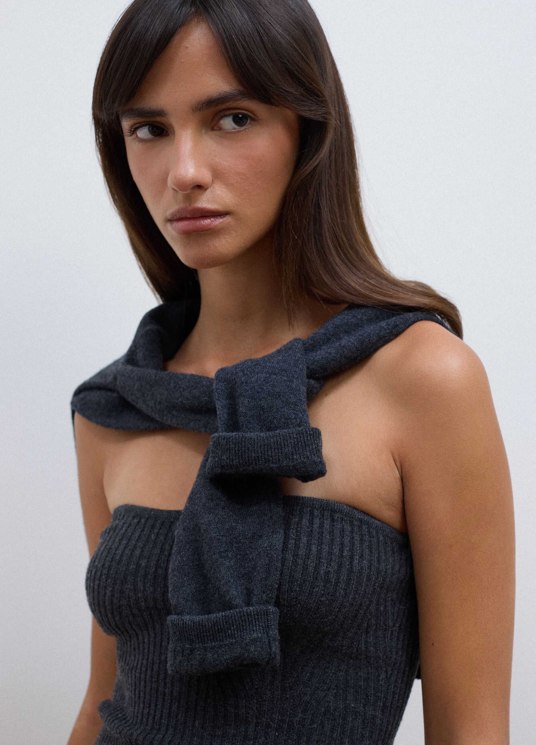 Top grigio in misto lana a fascia in maglia a coste