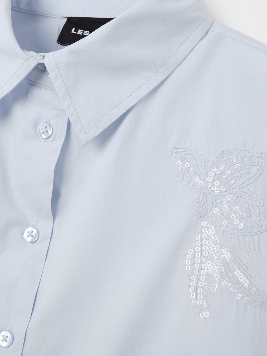 Light blue cropped shirt with floral embroidery_5