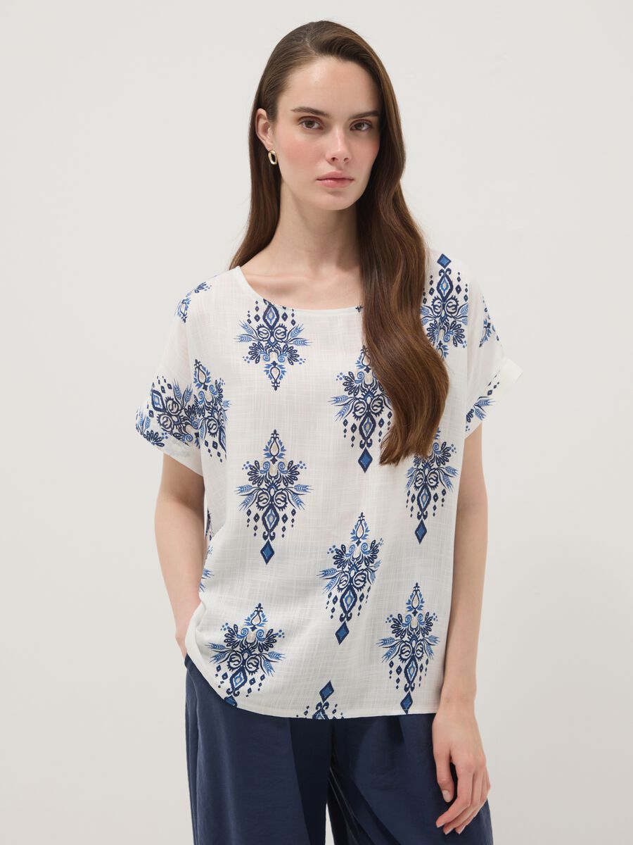 Blusa bianca in pura viscosa con stampa blu regular fit_1