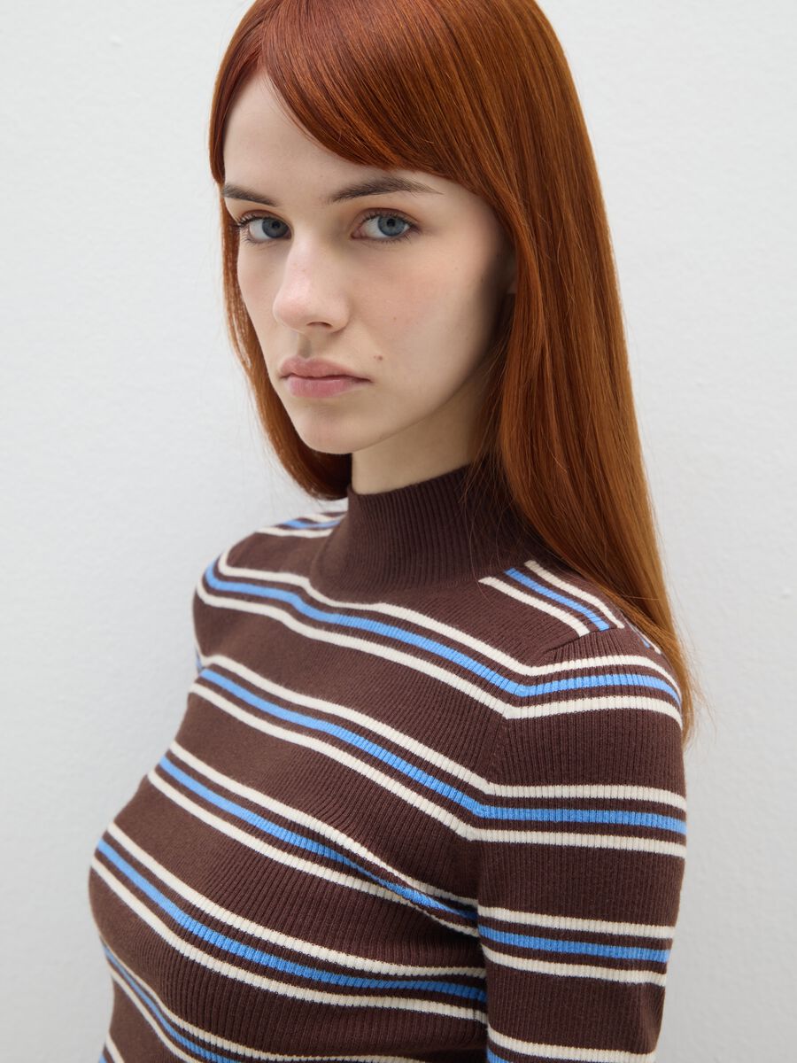 Maglione marrone a righe vestibilità fitted_3
