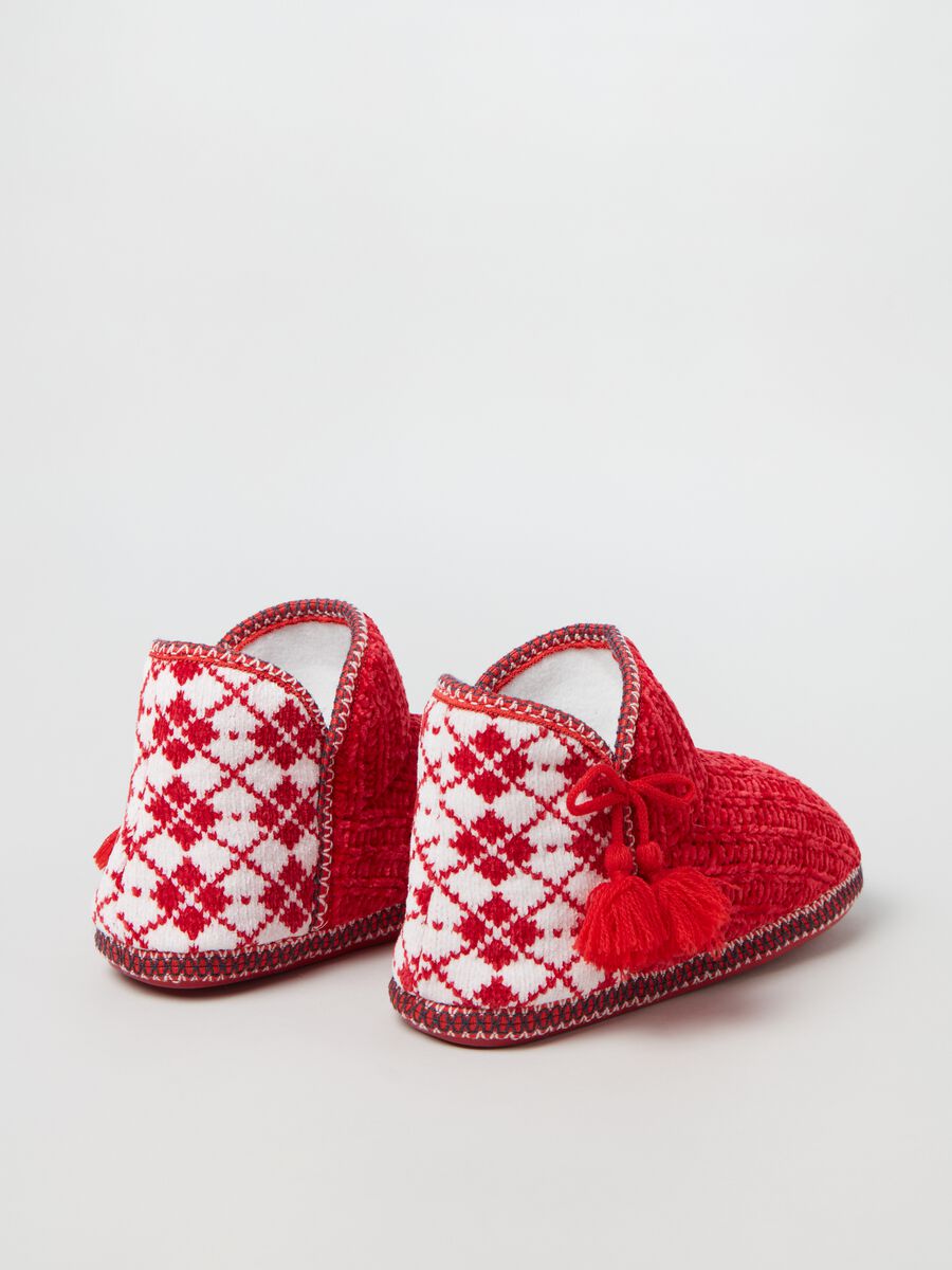 Pantofole a stivaletto con nappine_2