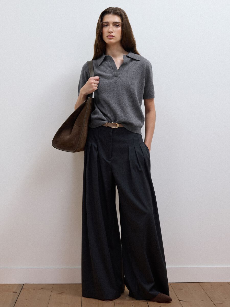 Maglia grigia in pura lana con colletto polo over fit_2