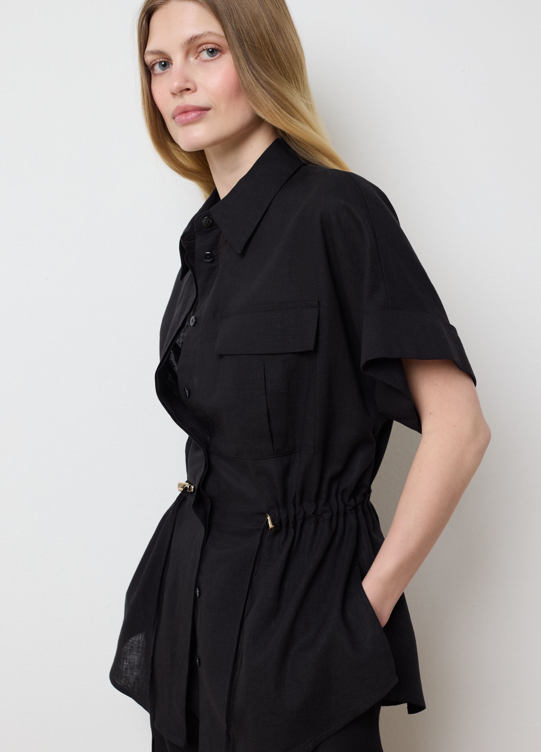 Short-sleeved shirt with drawstring