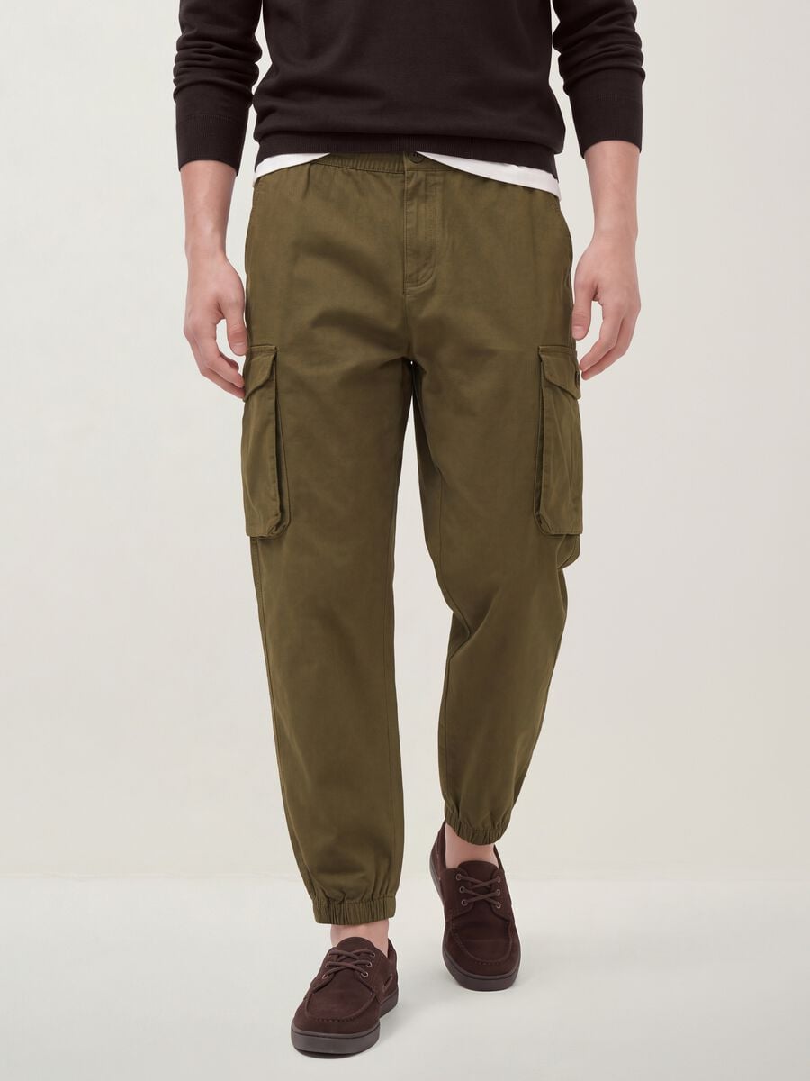 Pantaloni cargo verdi in cotone elasticizzato regular fit_1