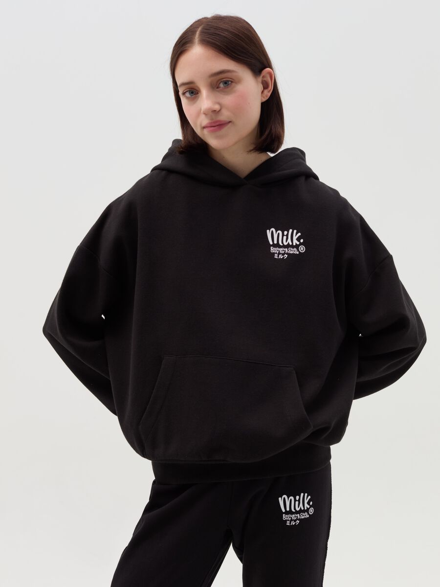 Sweatshirt with hood and pocket_0