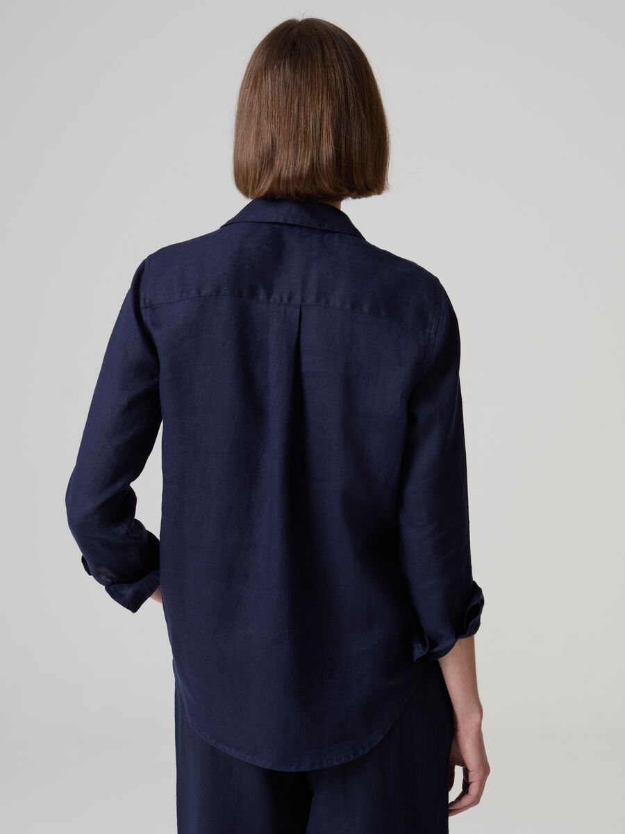 Relaxed-fit shirt in solid colour linen_2