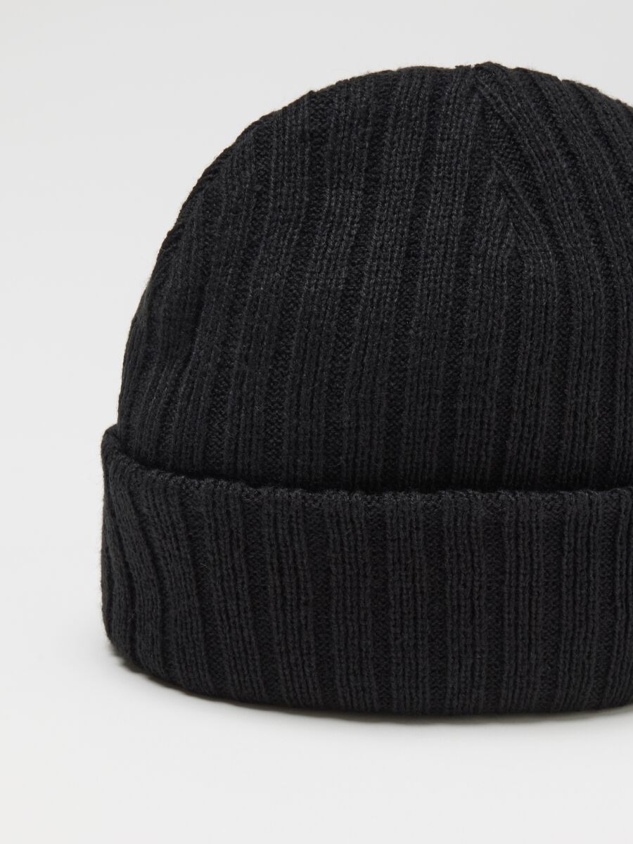 Berretto nero in maglia pesante_2
