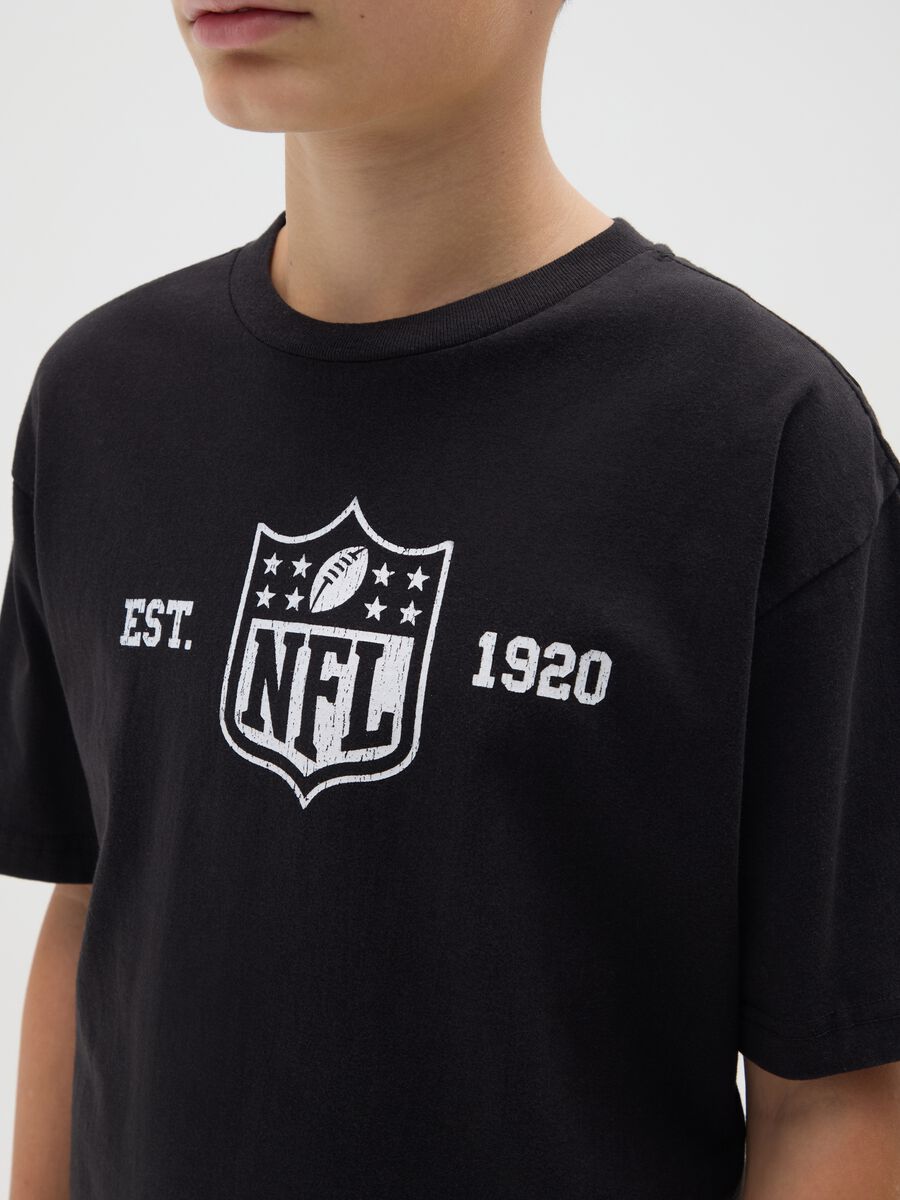 T-shirt da bambino in puro cotone nero over con logo NFL_2
