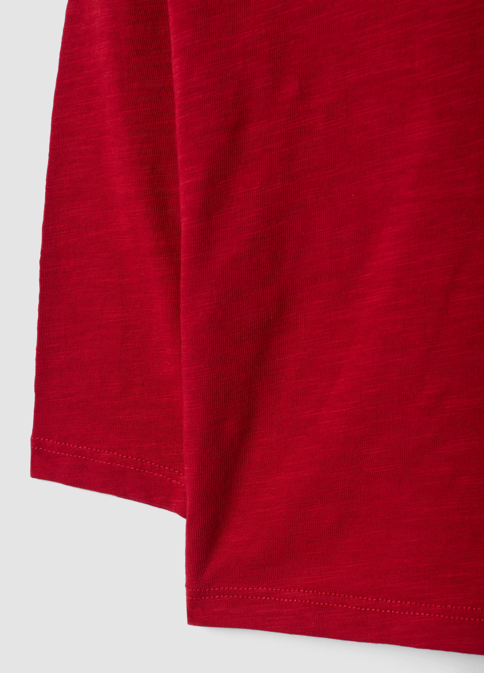 T-shirt rossa in puro cotone organico con girocollo e taschino
