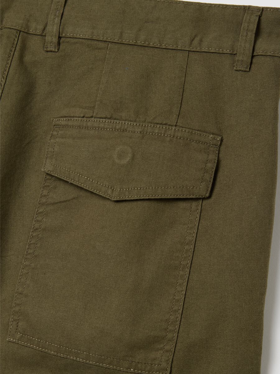 Pantaloncini da uomo in misto cotone verde regular fit_1