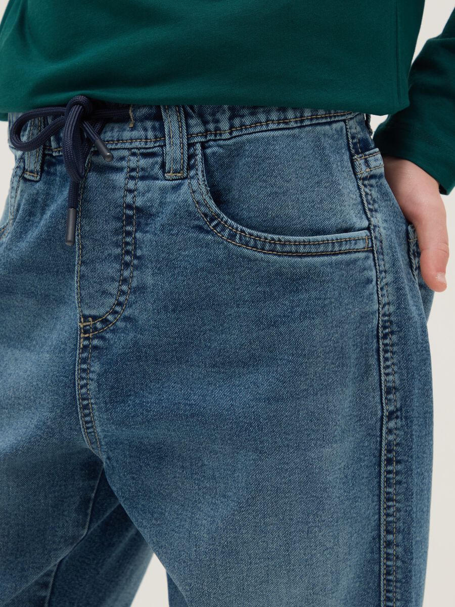 Jeans in misto cotone blu regular fit con cintura elastica_2