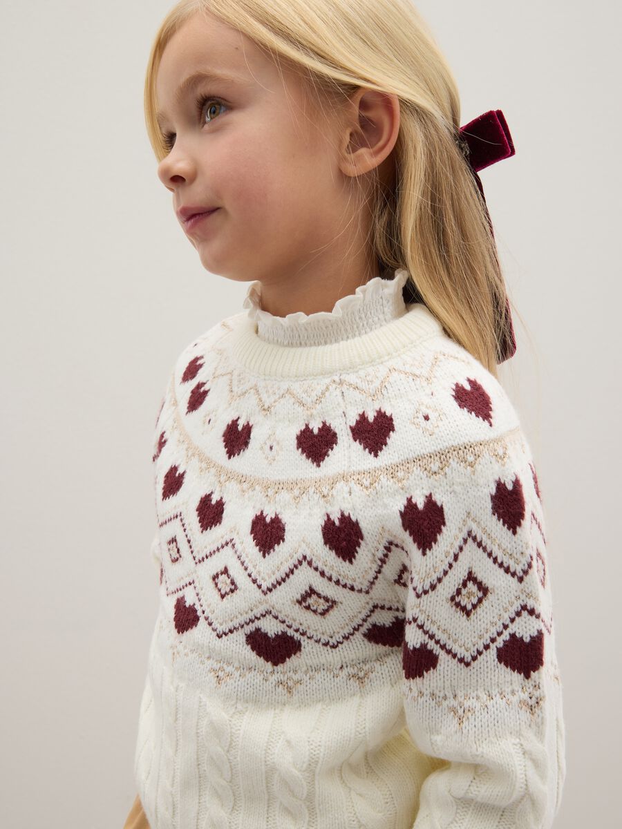 Maglione bianco da bambina regular fit con motivo geometrico_3