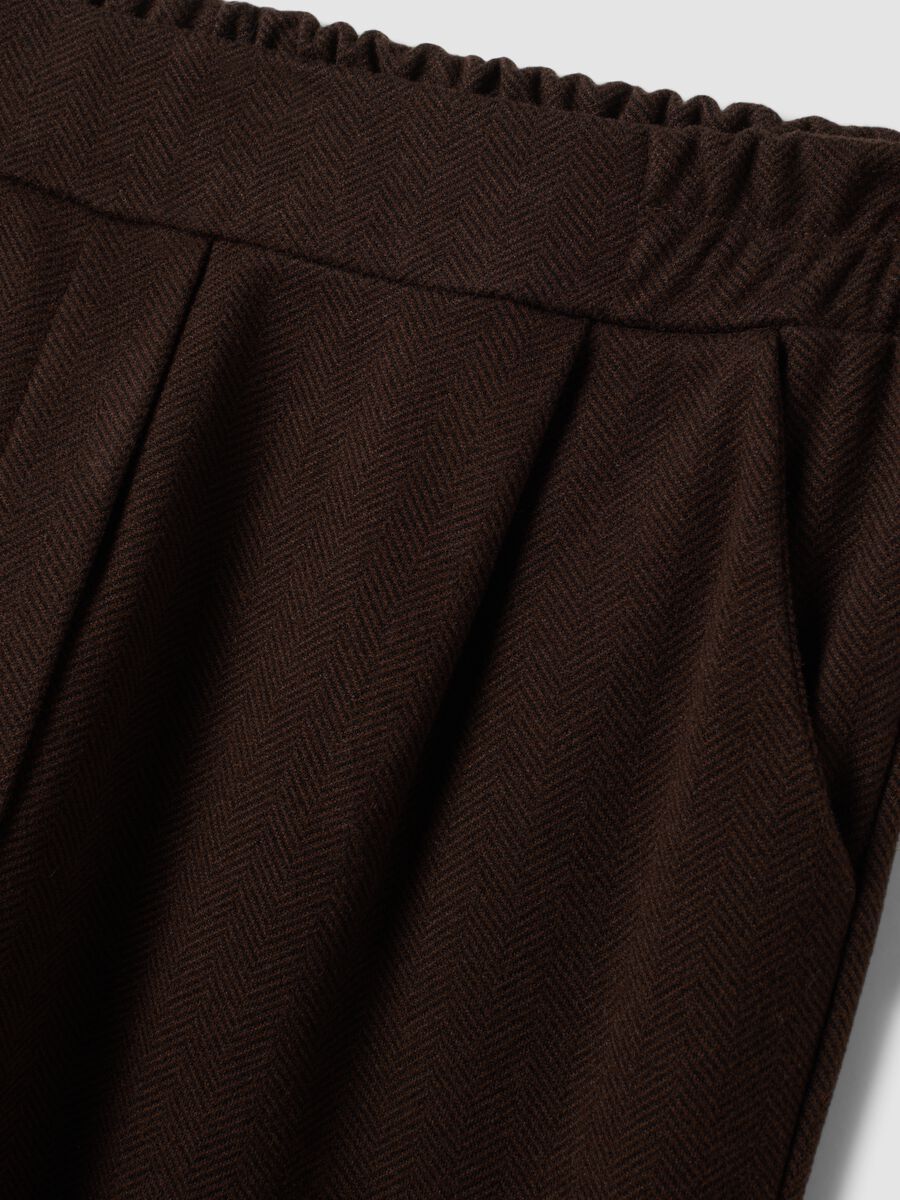 Pantaloni marroni regular fit con motivo chevron_5