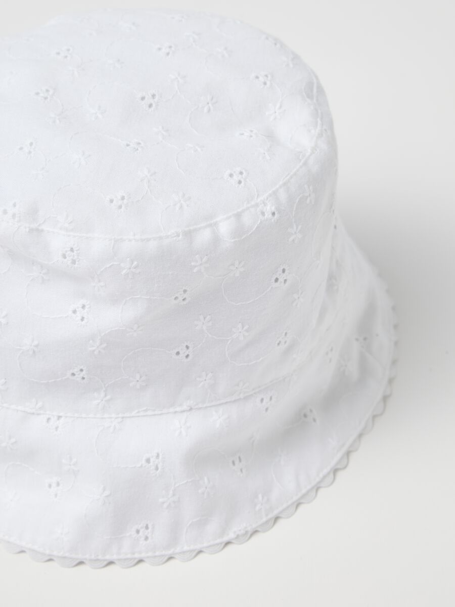 White cloche hat in broderie anglaise_1
