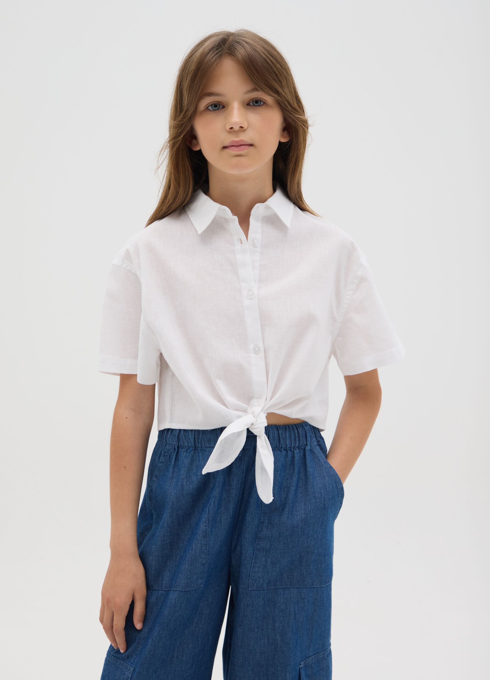 Girl's short white cotton and linen regular fit shirt with front knot